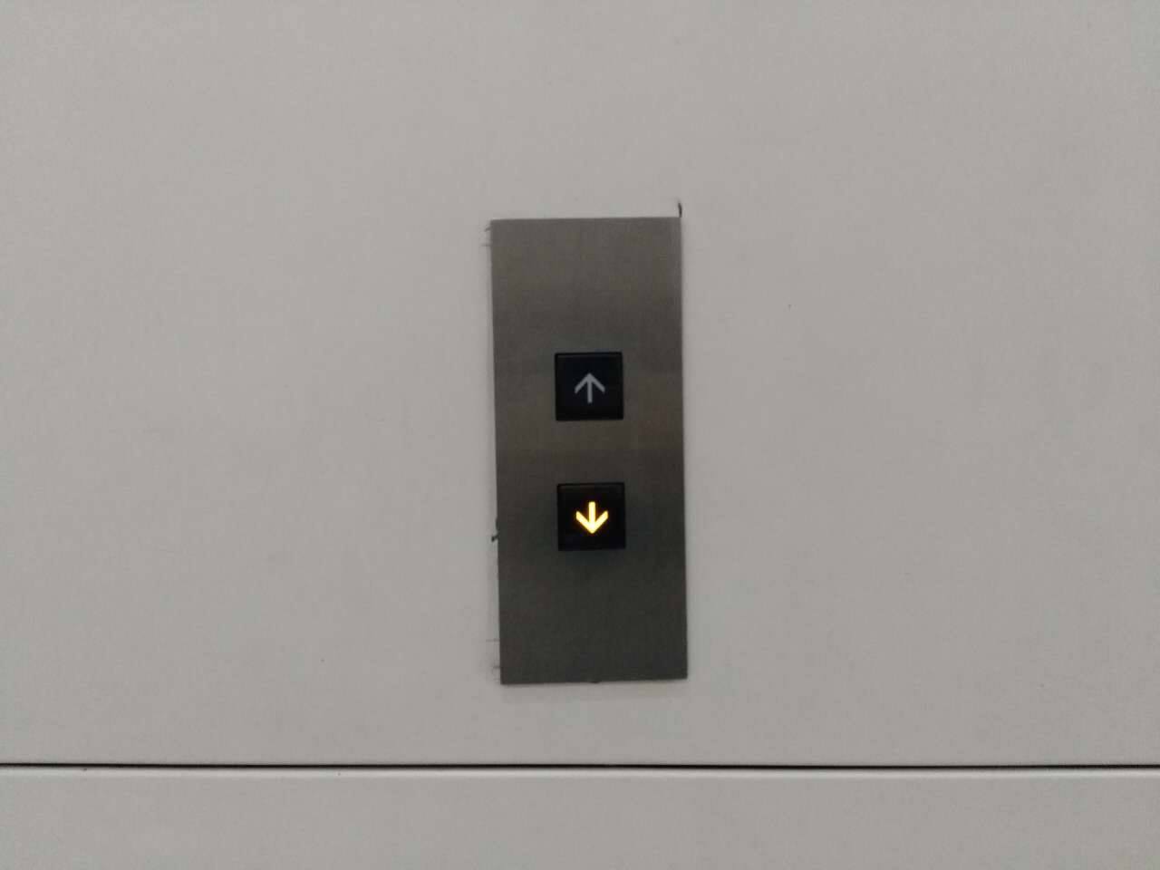 エレベーターボタンは水平、垂直であるべきか