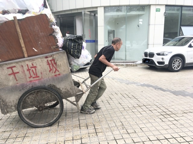 上海、怪力ゴミ運びおじさん