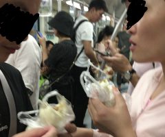 【上海】地下鉄内で肉まんバクバク！