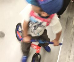 【上海】地下鉄内で自転車を乗り回す少年