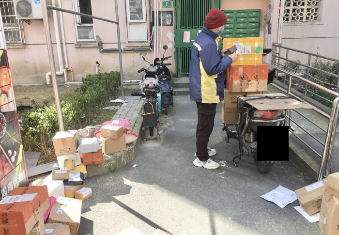 【2020年上海】コロナウイルス現地状況-タオバオの配達物が外にばら撒かれている