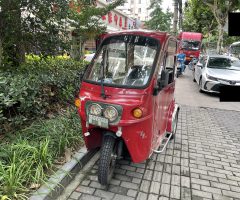 【2021年7月上海】日本では見かけない、赤い車は障害者用の三輪車
